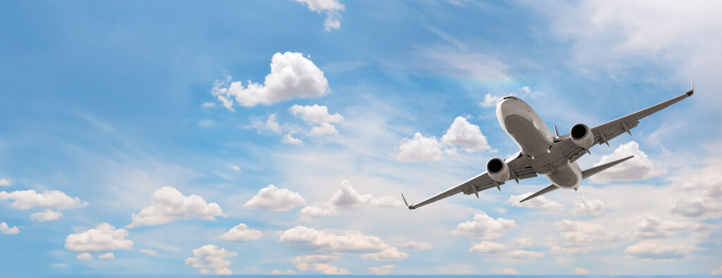 Avião voando nos céus